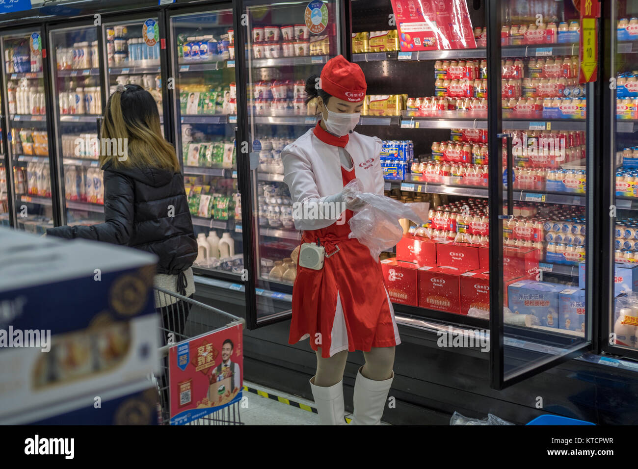 Les produits laitiers sont en vente dans un Wal-Mart Supercenter à Beijing, Chine. Banque D'Images
