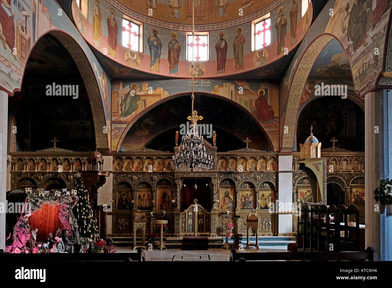 Le somptueux intérieur de la cathédrale grecque melkite catholique de l'Annonciation de la vierge ou simplement église Notre Dame de l'Annonciation qui est le siège du Patriarcat melkite catholique d'Antioche et de tout l'est situé dans le quartier chrétien de la vieille ville, Jérusalem Est, Israël Banque D'Images