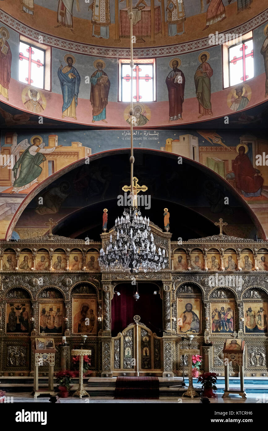 Le somptueux intérieur de la cathédrale grecque melkite catholique de l'Annonciation de la vierge ou simplement église Notre Dame de l'Annonciation qui est le siège du Patriarcat melkite catholique d'Antioche et de tout l'est situé dans le quartier chrétien de la vieille ville, Jérusalem Est, Israël Banque D'Images