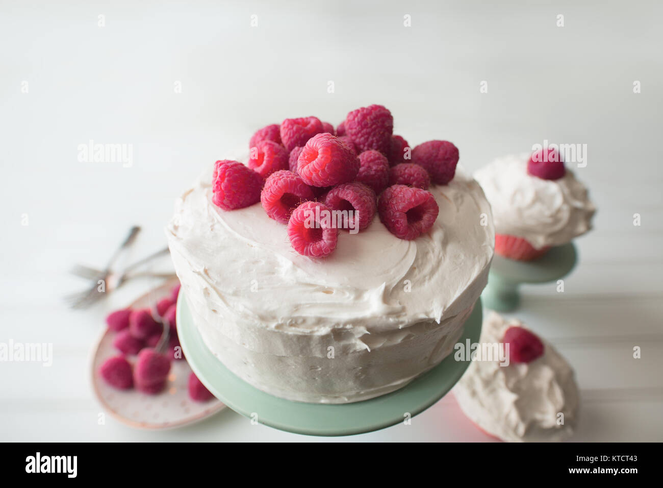 Gateau Framboises Entieres Avec Des Framboises Fraiches Sur Le Dessus D Etre Servi D Un Plat A Gateau Vert Menthe Photo Stock Alamy