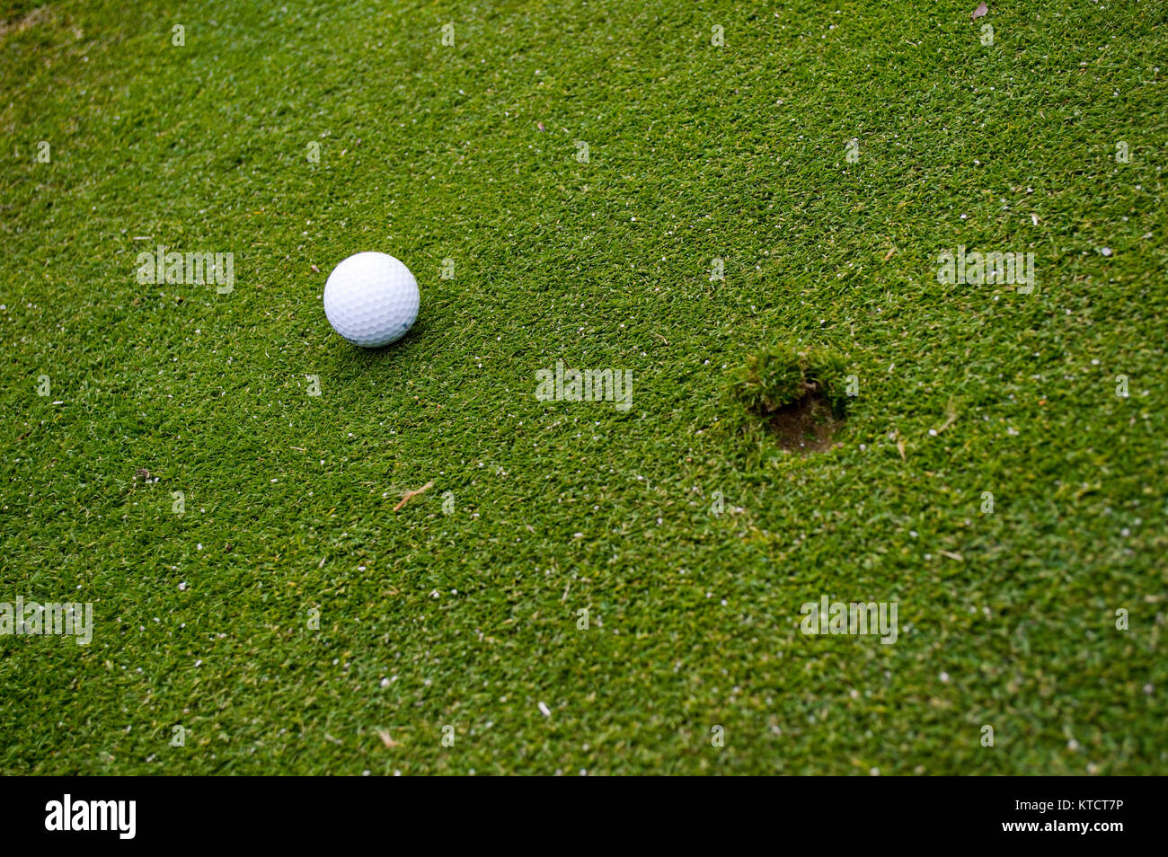 Balle de golf sur le green avec marque balle Banque D'Images