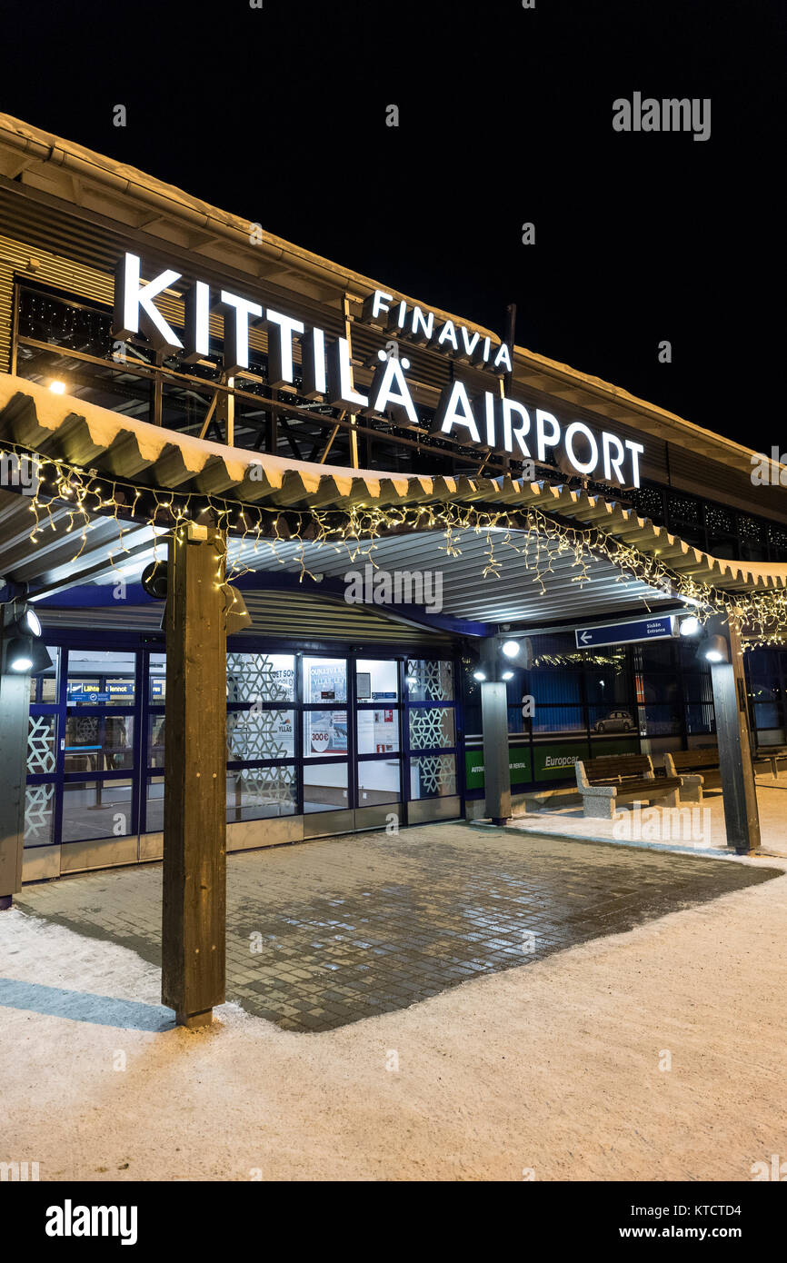 Nuit à l'extérieur de l'aéroport, Levintie mine Kittila, Helsinki, Finlande, prises à Noël 2017 Banque D'Images