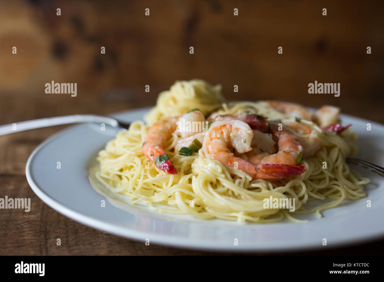 Rapprochée sur une plaque blanche rempli de Langoustines Crevettes. Crevettes aux cheveux d'ange et de parmesan. Banque D'Images