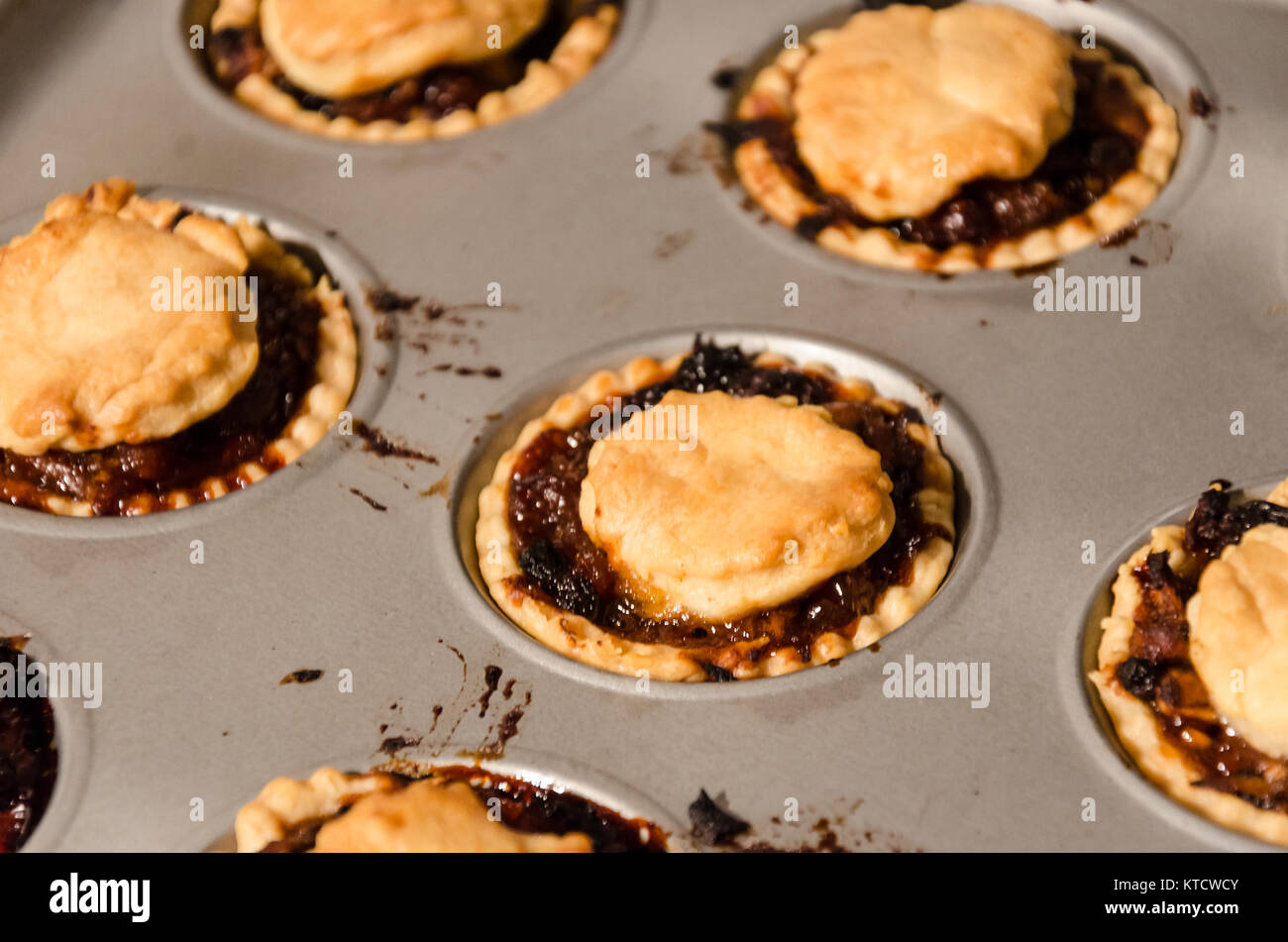 Petits pâtés fait maison frais hors du dessus mais toujours sur l'appui de l'étain. Ils sont une collation festive, traditionnellement consommé autour de Noël. Banque D'Images