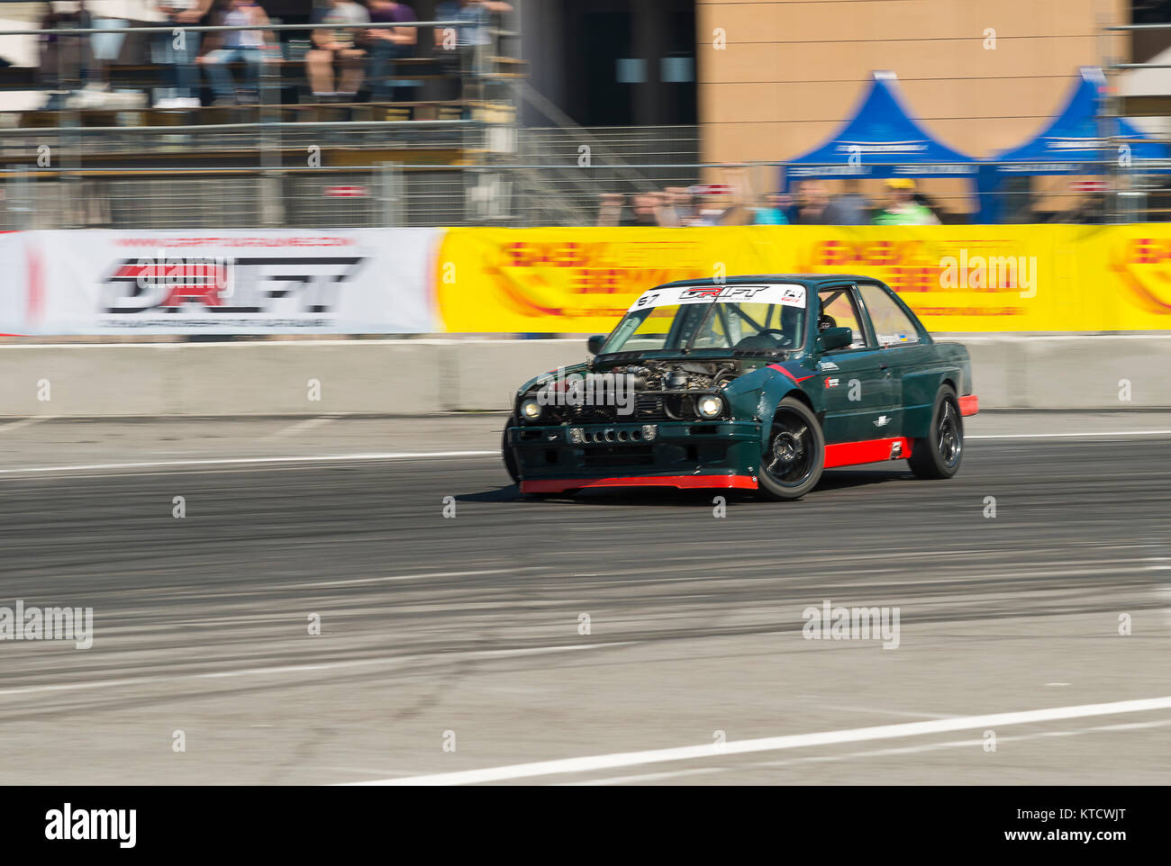 Lviv, Ukraine - juin 6, 2015 : Pas de cavalier sur la marque automobile BMW surmonte la piste dans le championnat d'Ukraine à Lviv en dérive. Banque D'Images