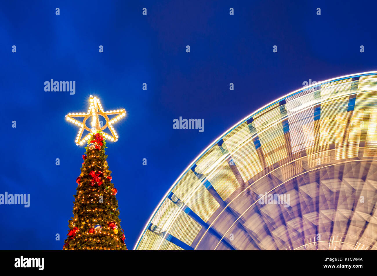 Arbre de Noël en plein air avec grande roue tournante Banque D'Images