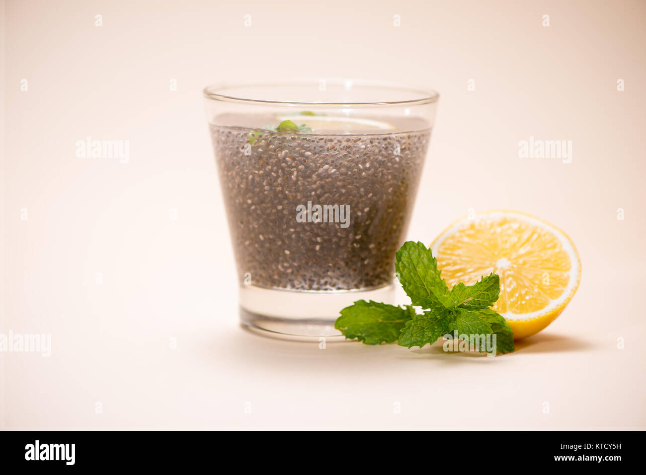 Focus sélectif de chia seeds boire avec de l'eau en verre transparent avec la mélisse. Banque D'Images