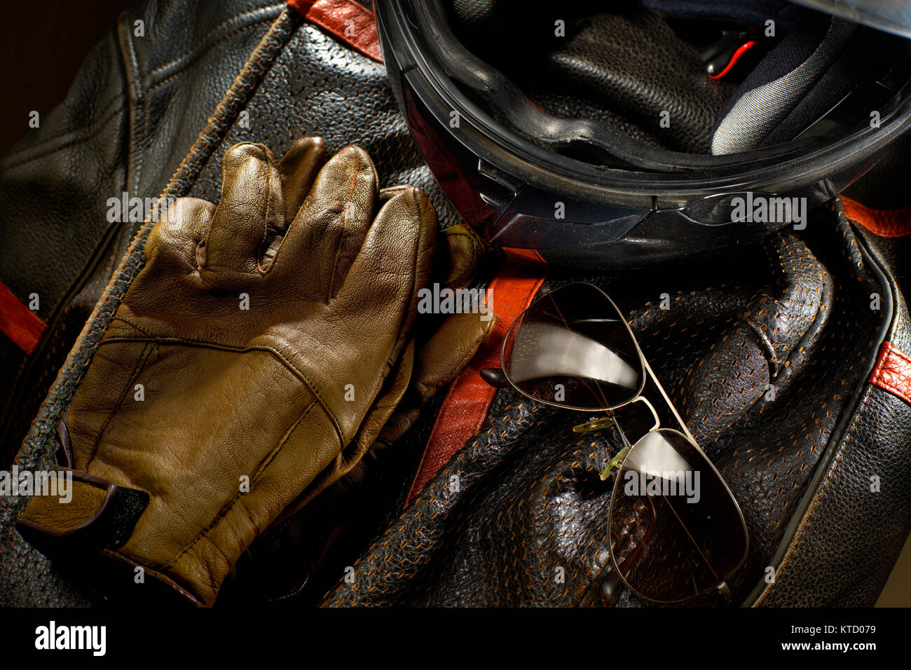 Casque, manteau, gants, et lunettes de soleil. Tenue de moto. Banque D'Images