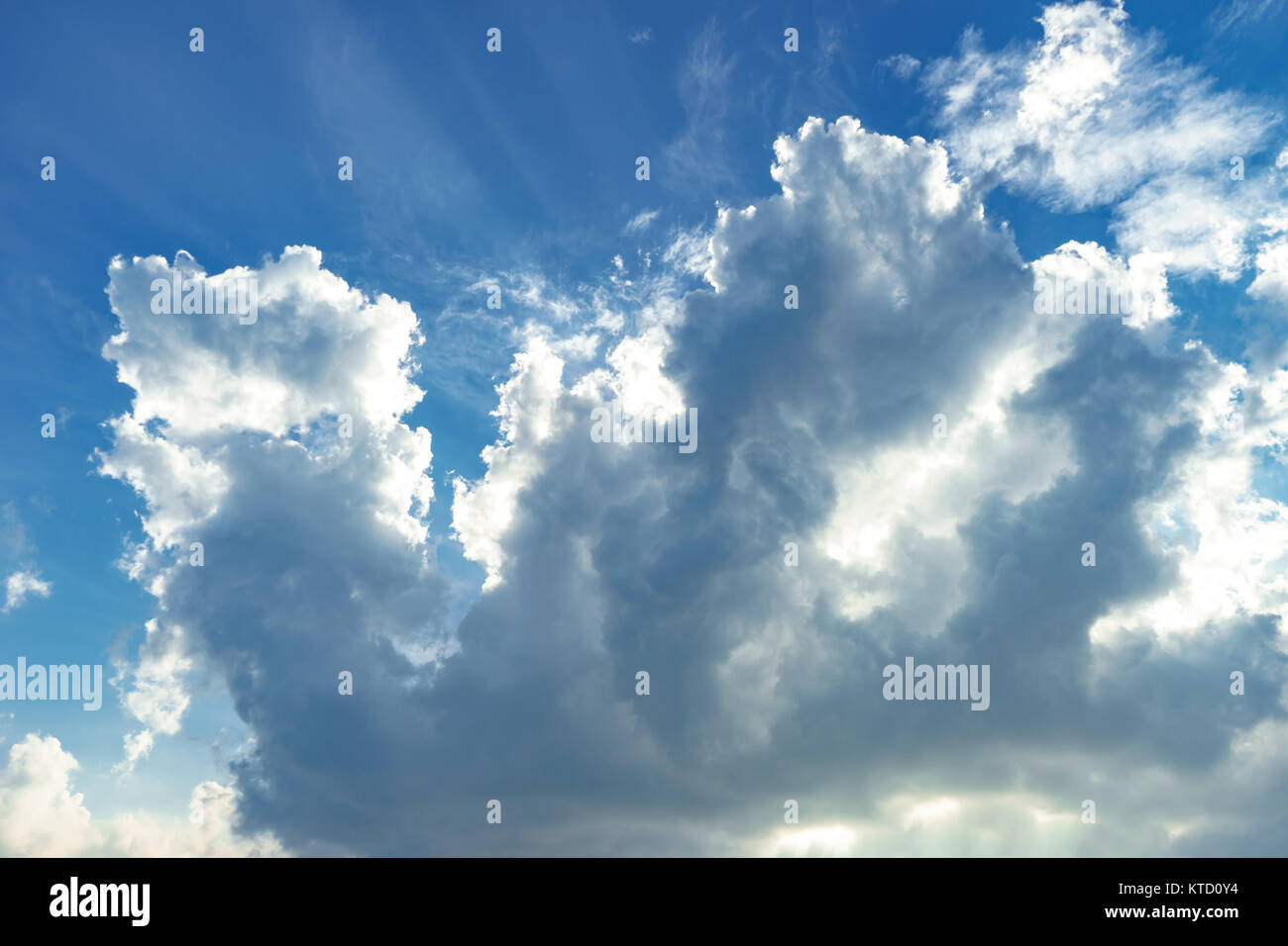La lumière du soleil à travers les nuages Banque D'Images