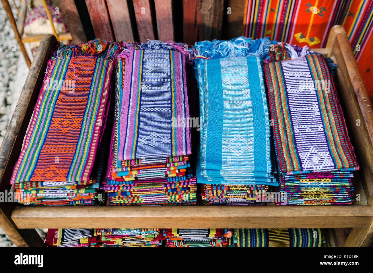 Tissé tissu traditionnel tais foulards à Dili, Timor Leste de l'est marché de souvenirs Banque D'Images