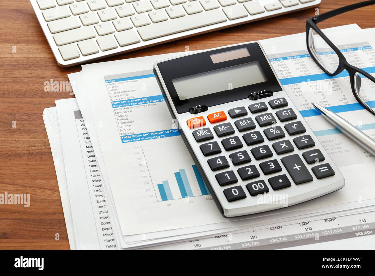La comptabilité financière avec clavier ordinateur calculatrice et stylo Banque D'Images