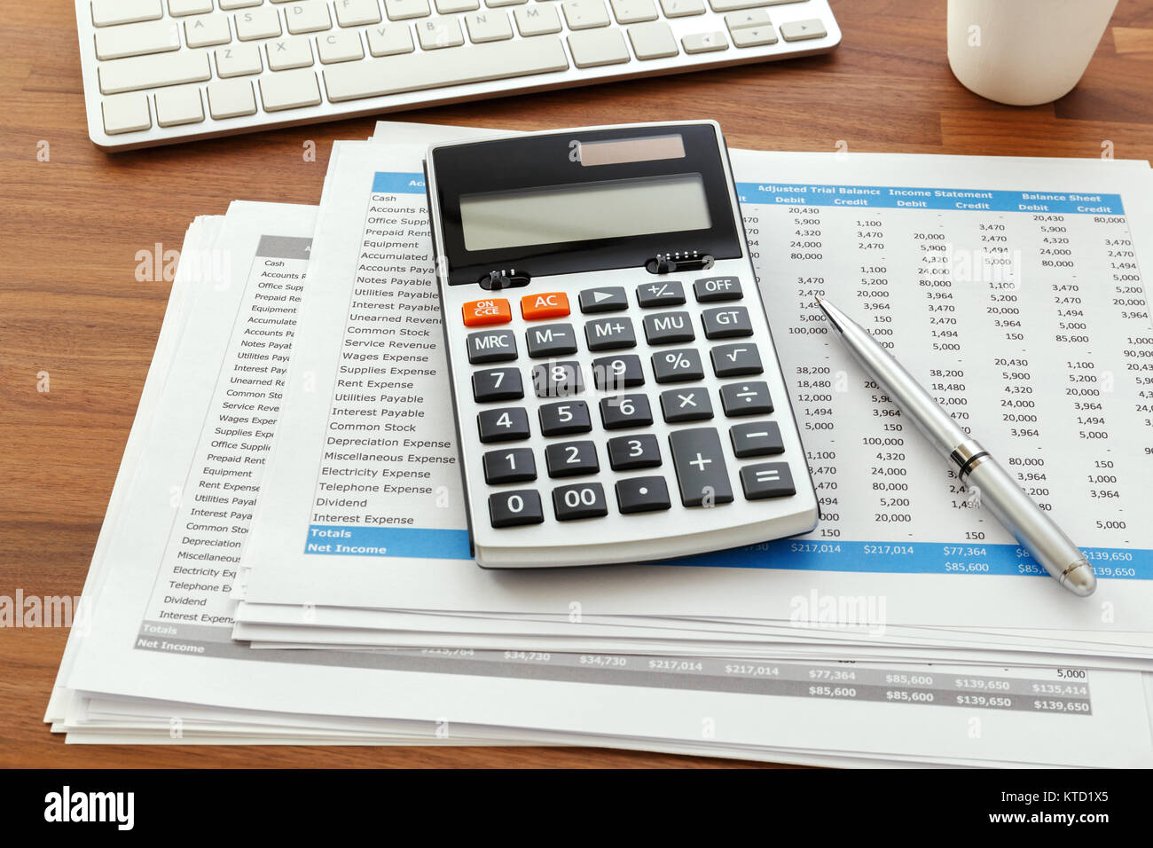 La comptabilité financière avec la calculatrice et les données comptables sur les table en bois Banque D'Images