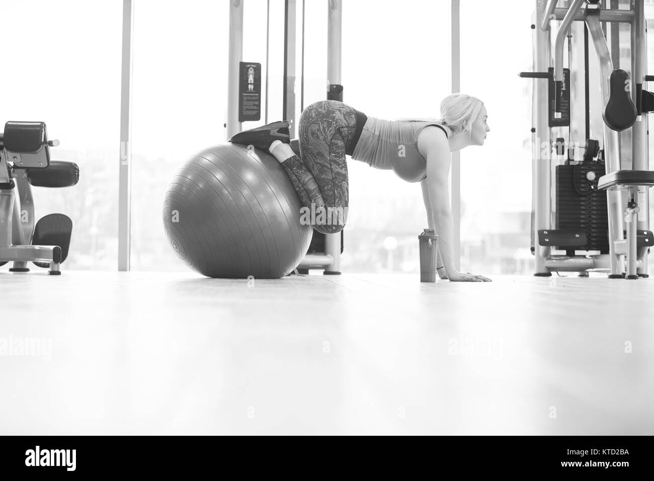 Femme à la salle de remise en forme avec un ballon pilates Banque D'Images