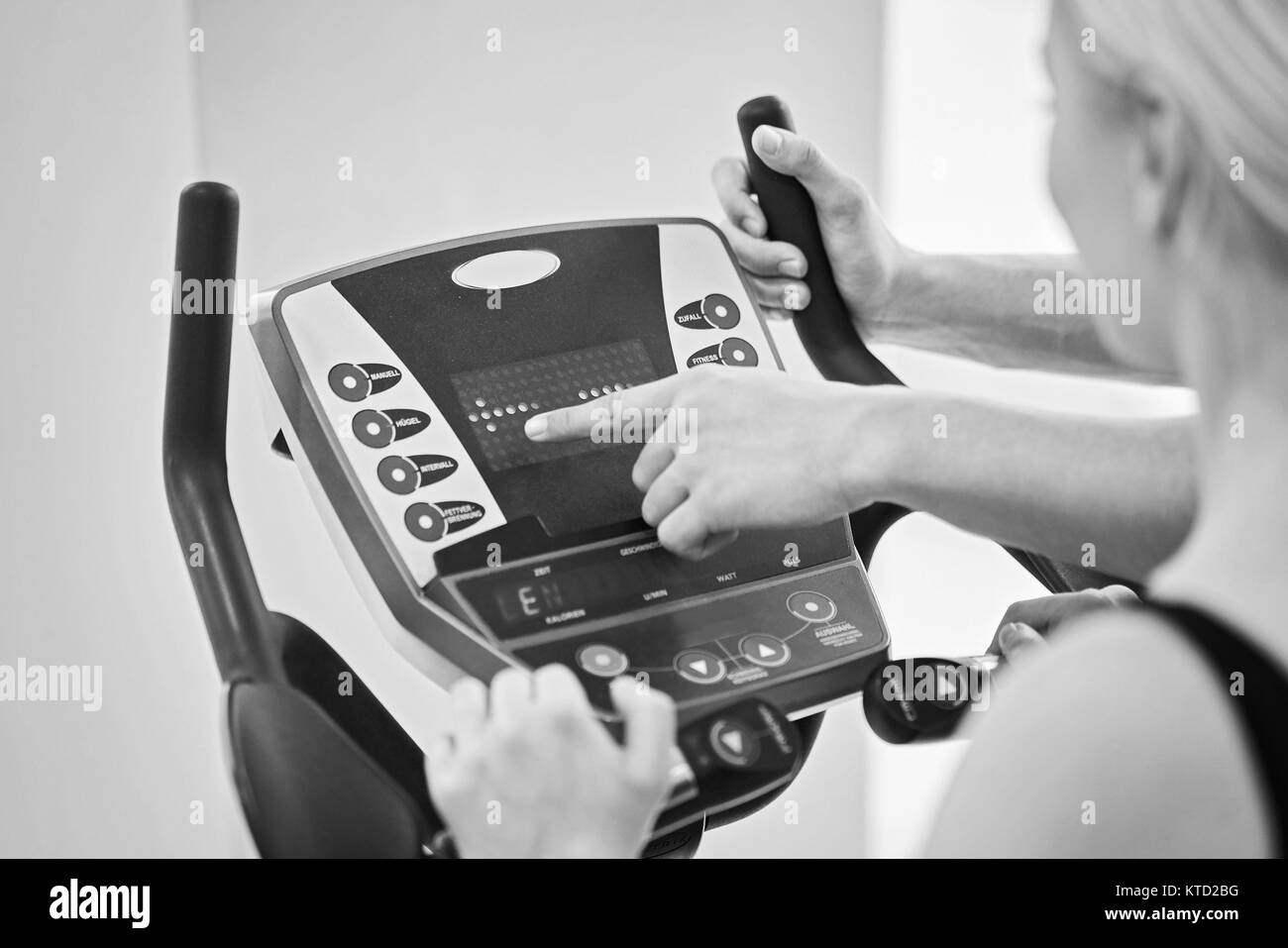 Les jeunes - groupe de femmes et d'hommes - faire du sport cycliste dans la salle de sport pour le fitness Banque D'Images