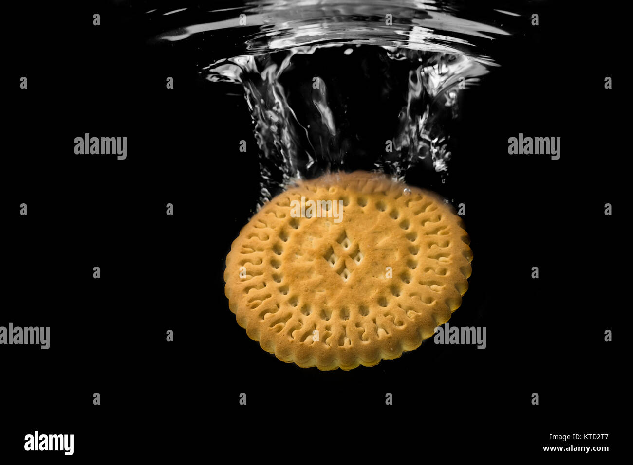 Les cookies dans l'eau, de l'eau splash Banque D'Images