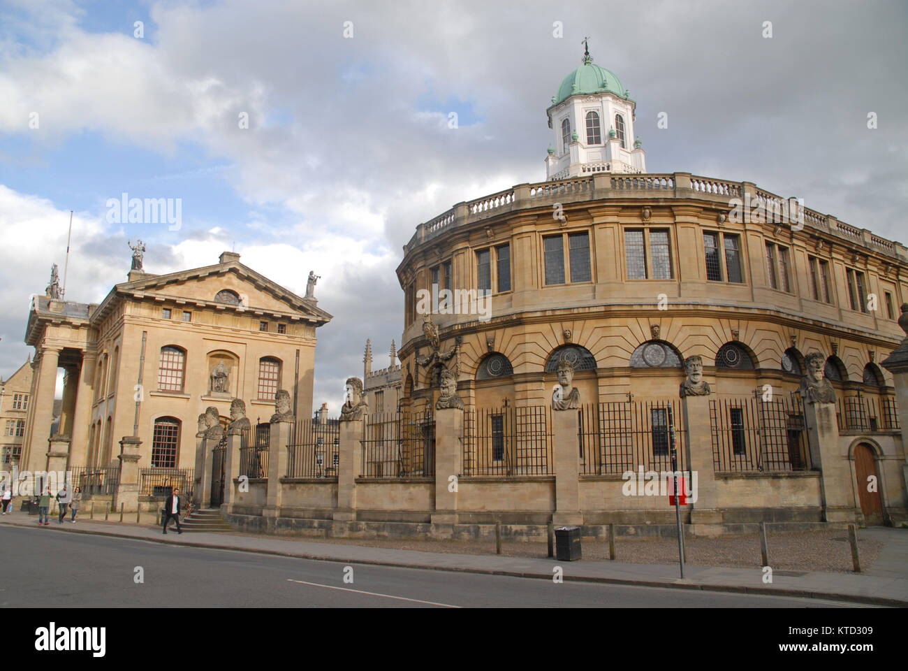Oxford, Royaume-Uni - 12 Avril 2015 : Sheldonian Theatre et Clarendon Building à Broad Street Banque D'Images