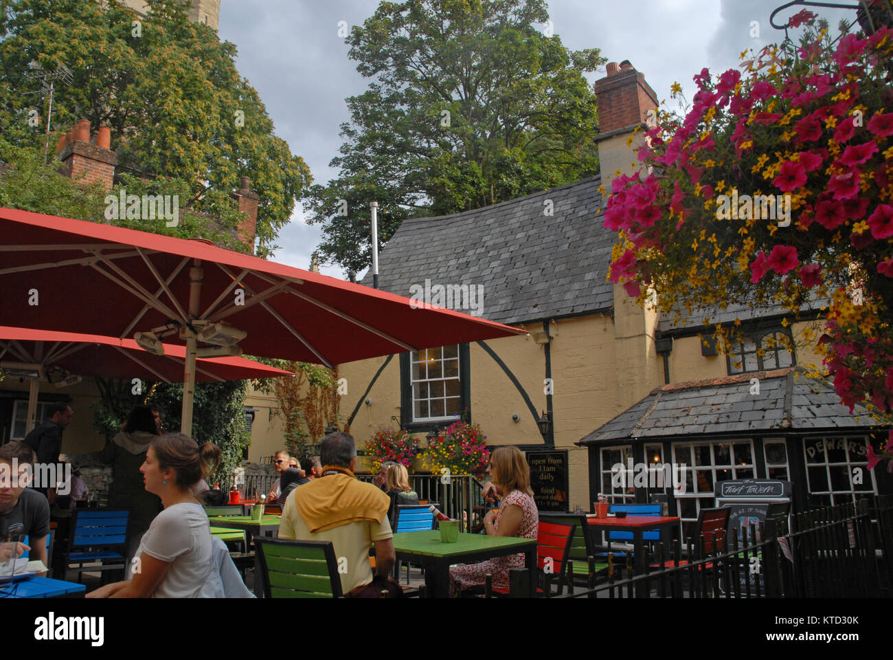 Oxford, Royaume-Uni - 16 août 2015 : Les gens de vous détendre dans le jardin de la célèbre Pub Taverne Gazon Banque D'Images