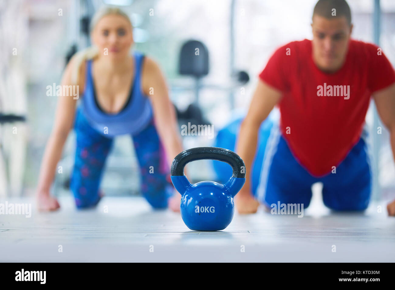 Groupe ayant la formation de forme physique fonctionnelle avec kettlebell dans le sport sport Banque D'Images