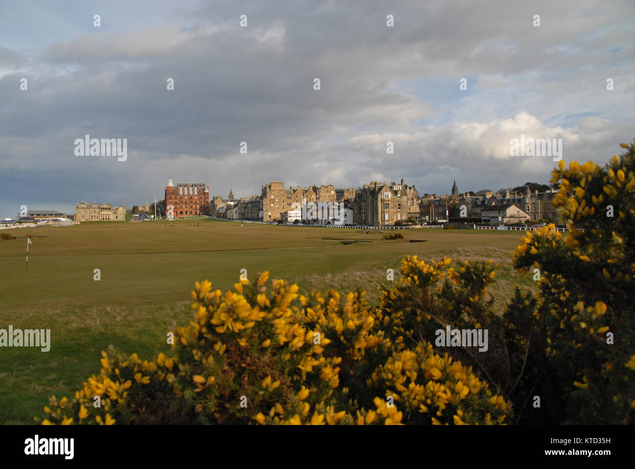 Du 1re et 18e trou lors de l'Old Course à St Andrews, en Écosse, de derrière le premier vert Banque D'Images