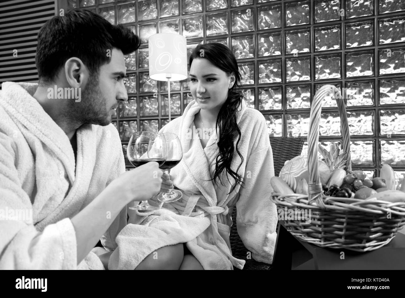 Couple dans le vin et les fruits. Banque D'Images