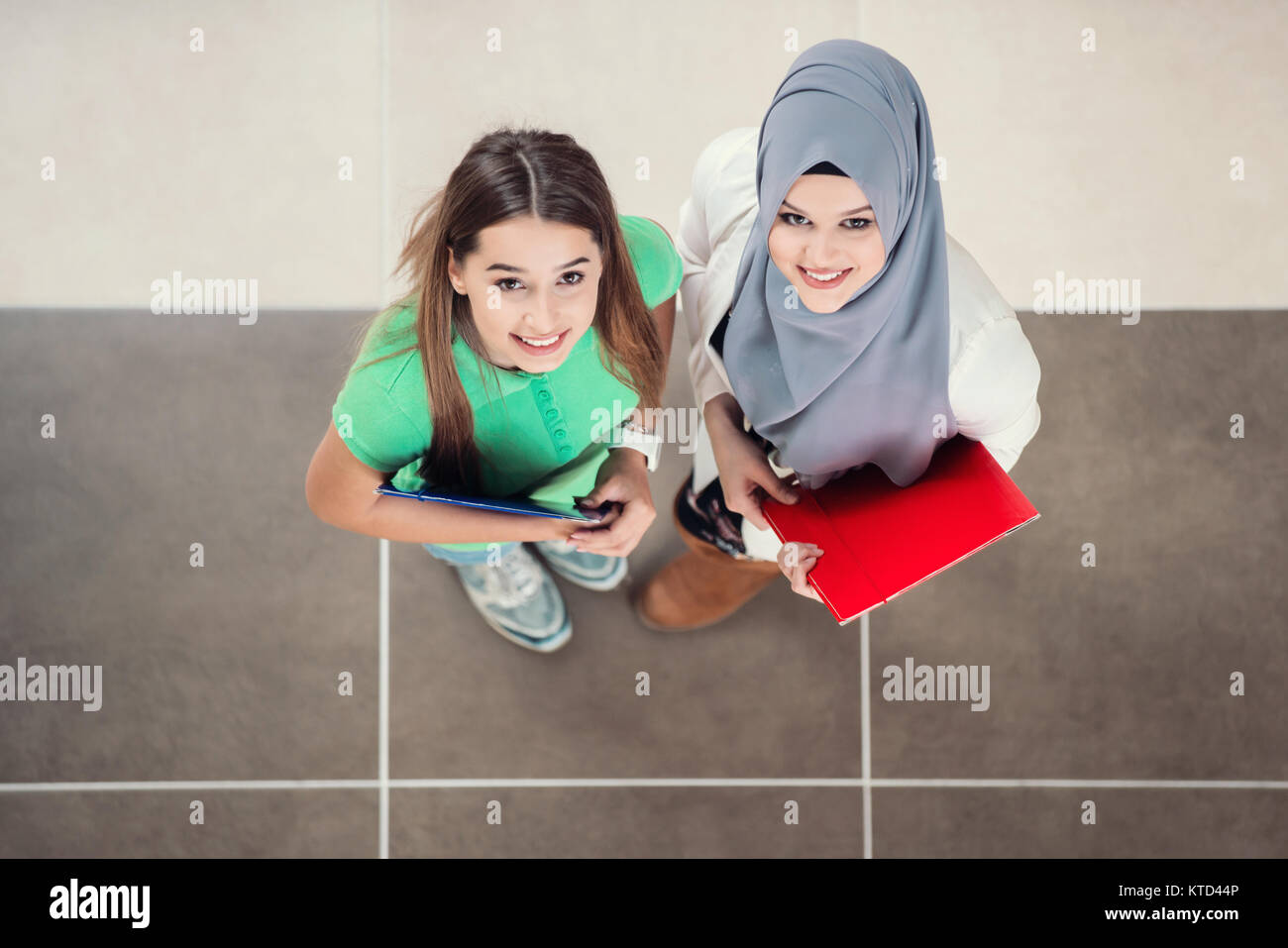 Groupe diversifié d'étudiants l'article discuter de l'école et projets, d'équipe, concept Banque D'Images