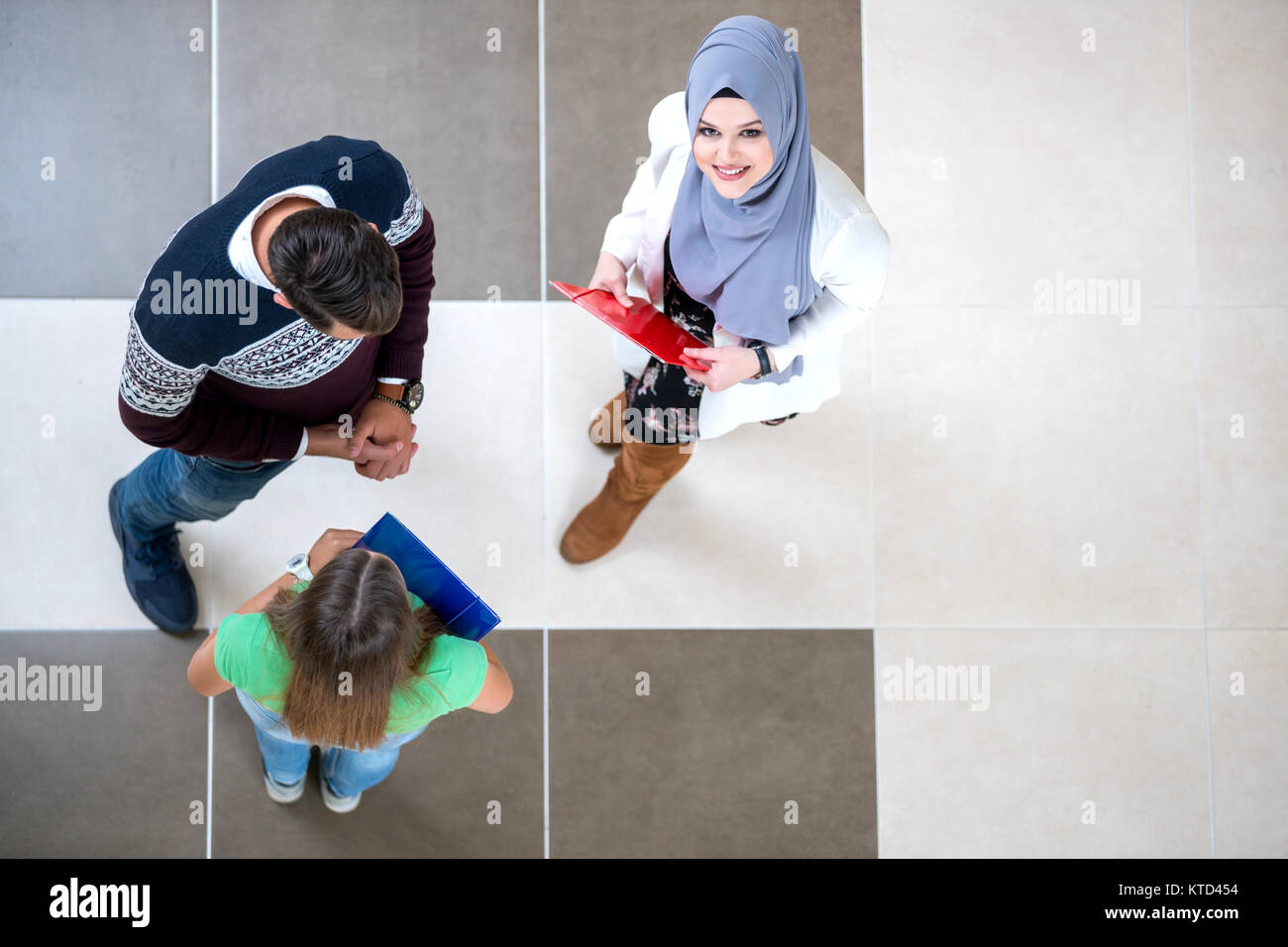 Groupe diversifié d'étudiants l'article discuter de l'école et projets, d'équipe, concept Banque D'Images