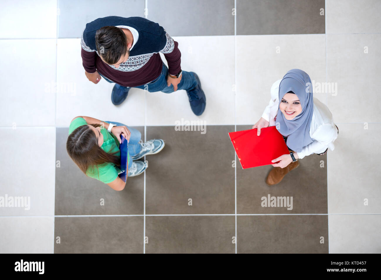 Groupe diversifié d'étudiants l'article discuter de l'école et projets, d'équipe, concept Banque D'Images