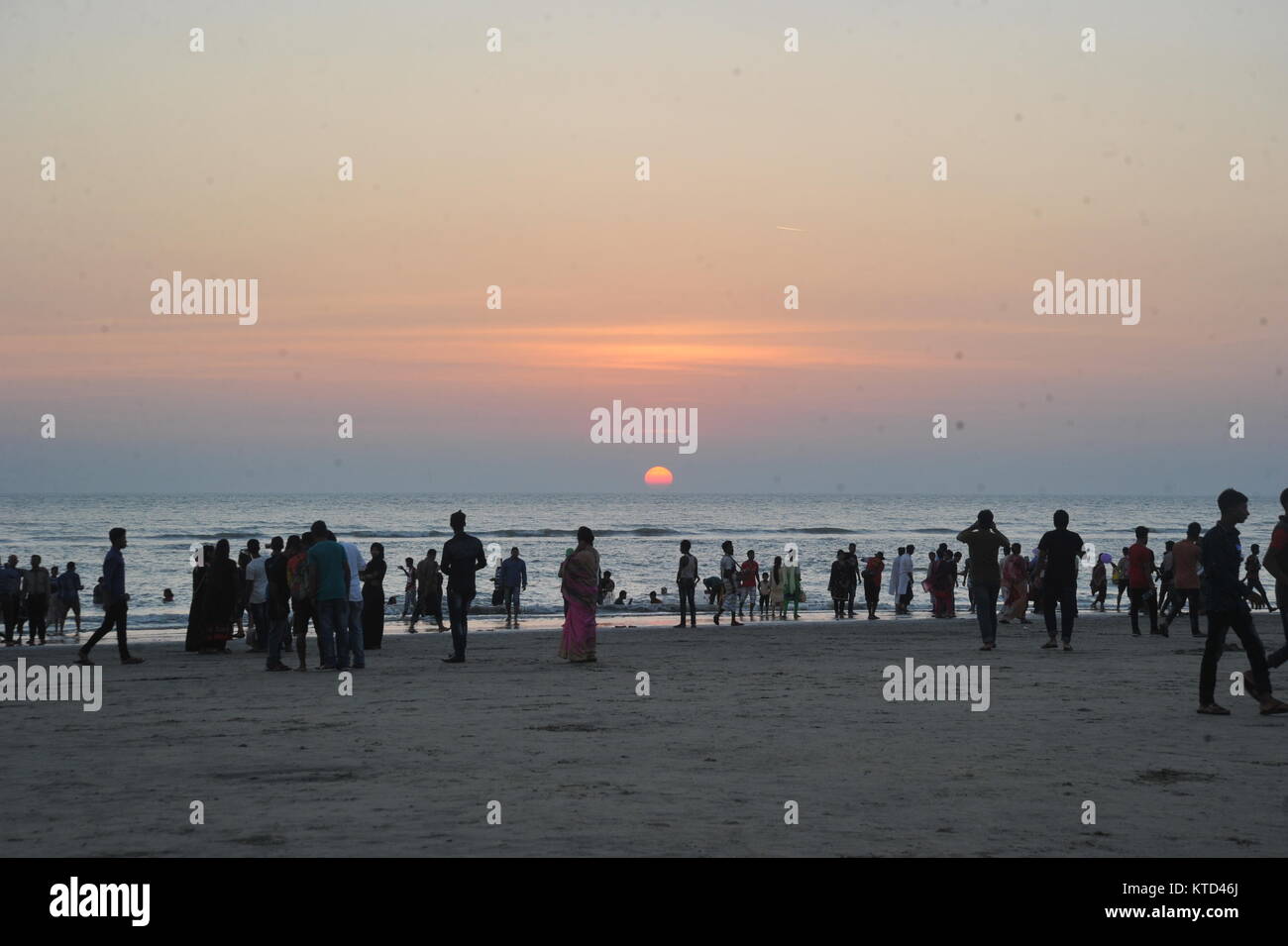 Visiteurs bénéficie d'coucher du soleil à Cox's Bazar Mer Plage au Bangladesh. Banque D'Images