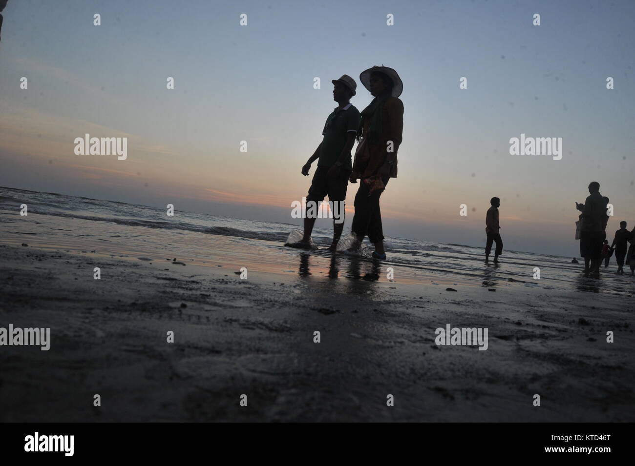 Visiteurs bénéficie d'coucher du soleil à Cox's Bazar Mer Plage au Bangladesh. Banque D'Images