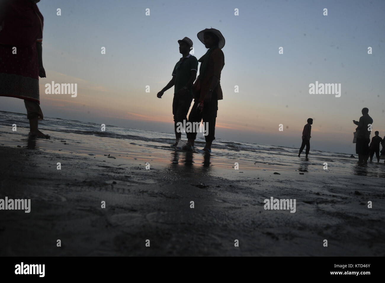 Visiteurs bénéficie d'coucher du soleil à Cox's Bazar Mer Plage au Bangladesh. Banque D'Images