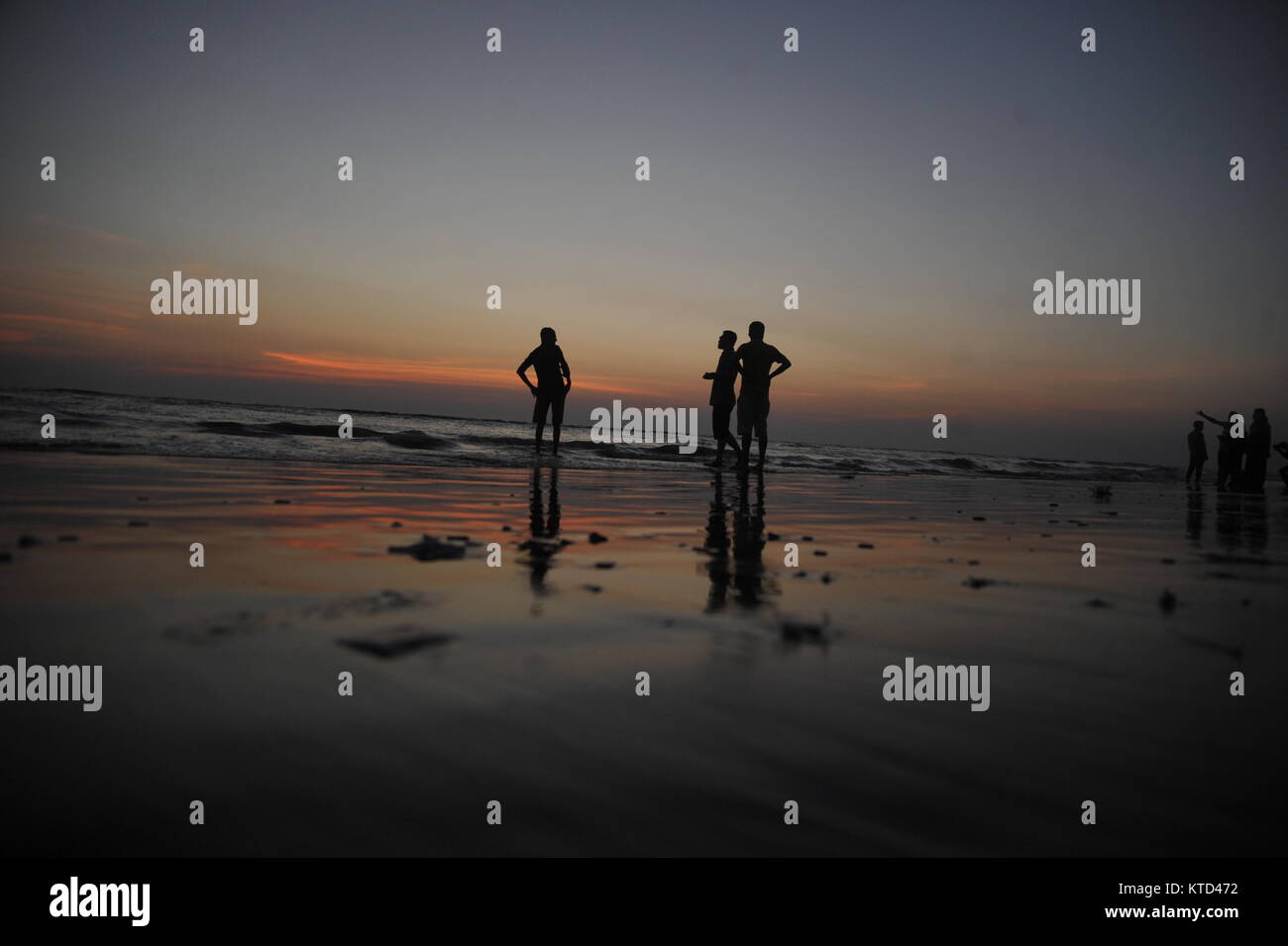 Visiteurs bénéficie d'coucher du soleil à Cox's Bazar Mer Plage au Bangladesh. Banque D'Images