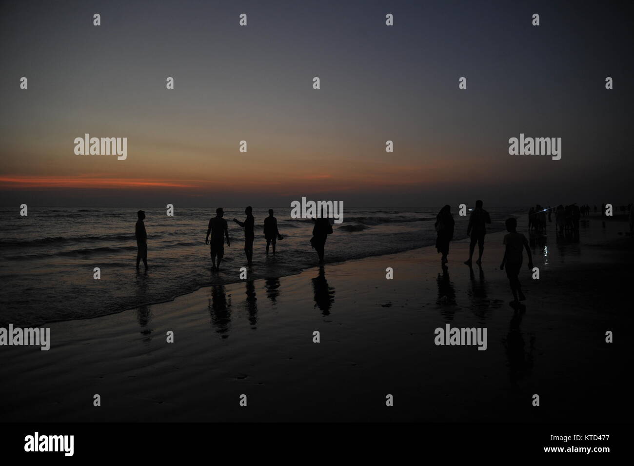 Visiteurs bénéficie d'coucher du soleil à Cox's Bazar Mer Plage au Bangladesh. Banque D'Images