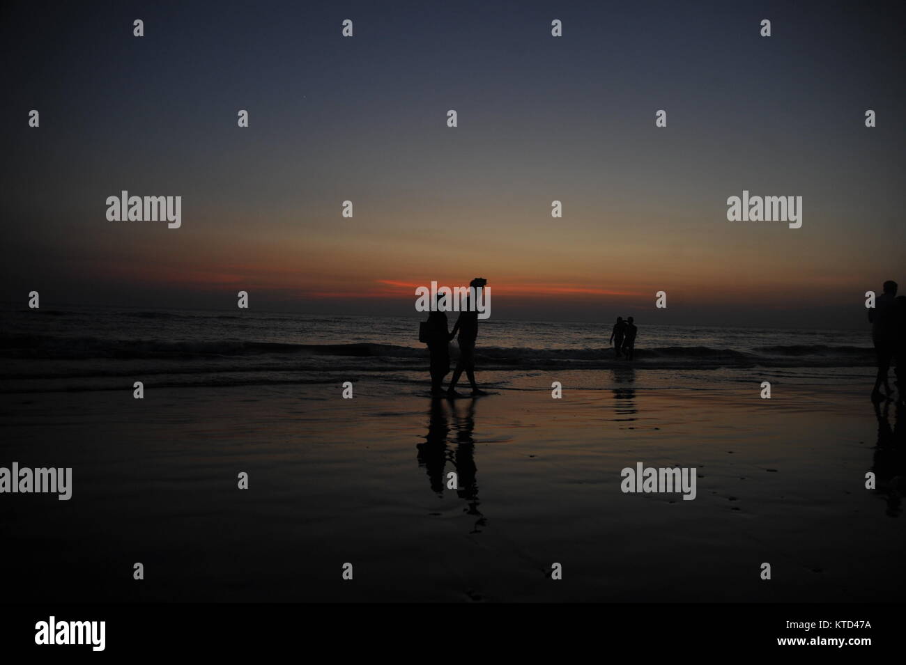 Visiteurs bénéficie d'coucher du soleil à Cox's Bazar Mer Plage au Bangladesh. Banque D'Images