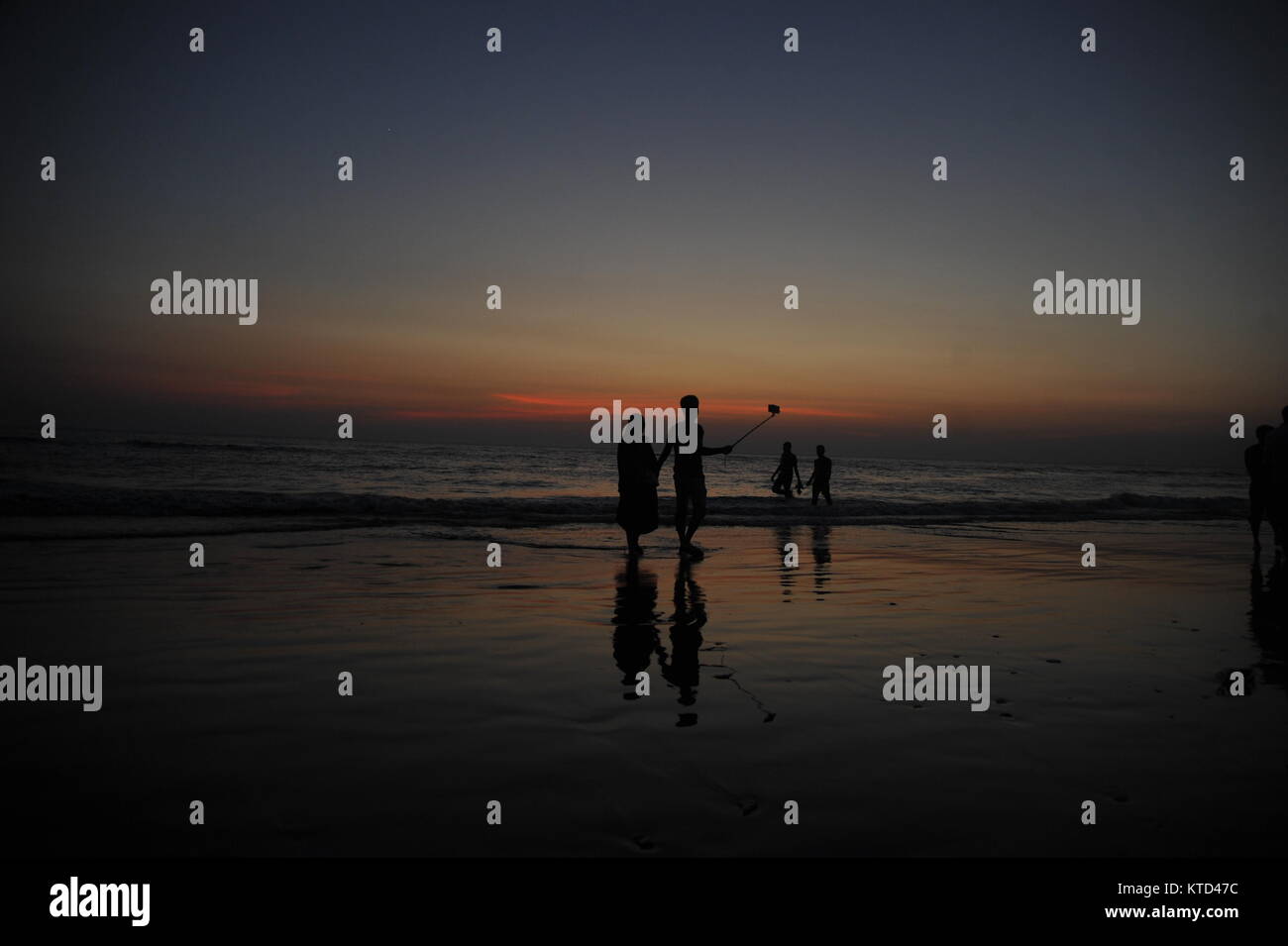 Visiteurs bénéficie d'coucher du soleil à Cox's Bazar Mer Plage au Bangladesh. Banque D'Images