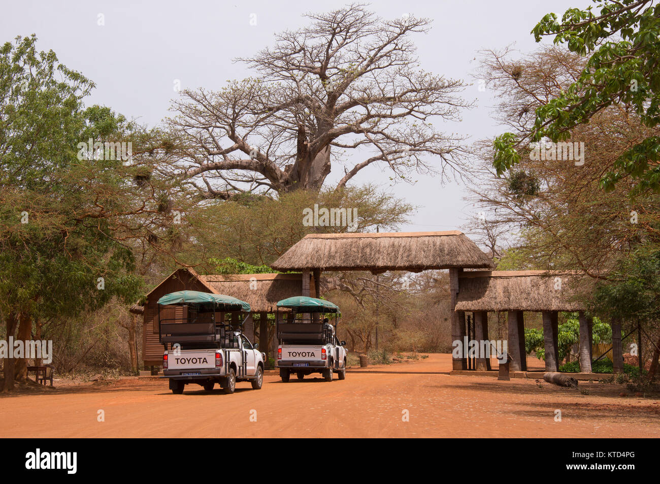 Les véhicules tout-terrain à l'entrée principale de la réserve animalière de Bandia au Sénégal Banque D'Images