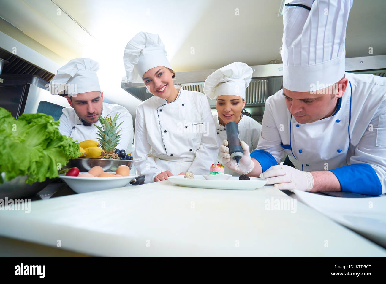 Chef preparing food in restaurant kitchen Banque D'Images