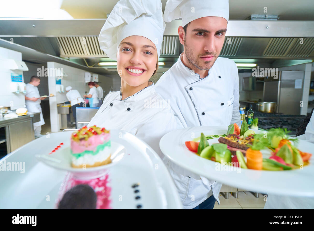 Chef preparing food in restaurant kitchen Banque D'Images