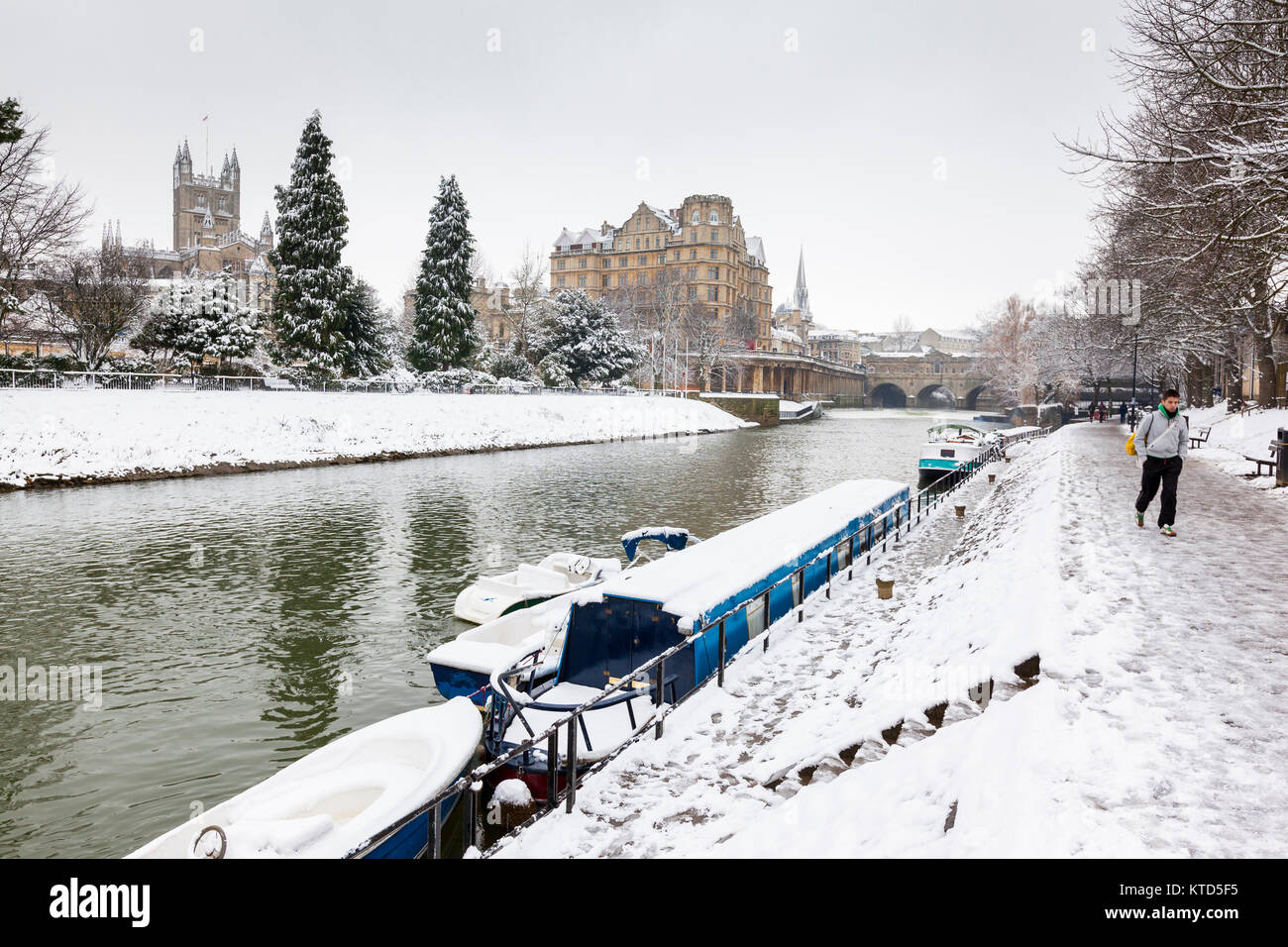 BATH, Royaume-Uni - 19 janvier, 2013 : canal bateaux amarrés le long de la rivière Avon, dans le centre de Bath avec l'abbaye de Bath, Great Pulteney Bridge et de l'empi Banque D'Images