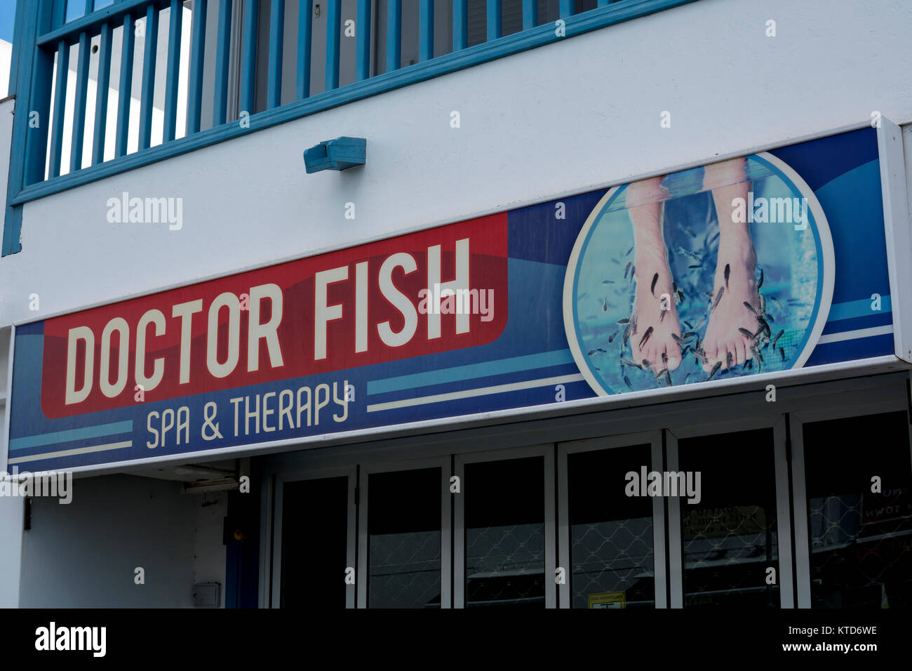Médecin et Fish spa therapy, Lanzarote, îles Canaries, Espagne. Banque D'Images