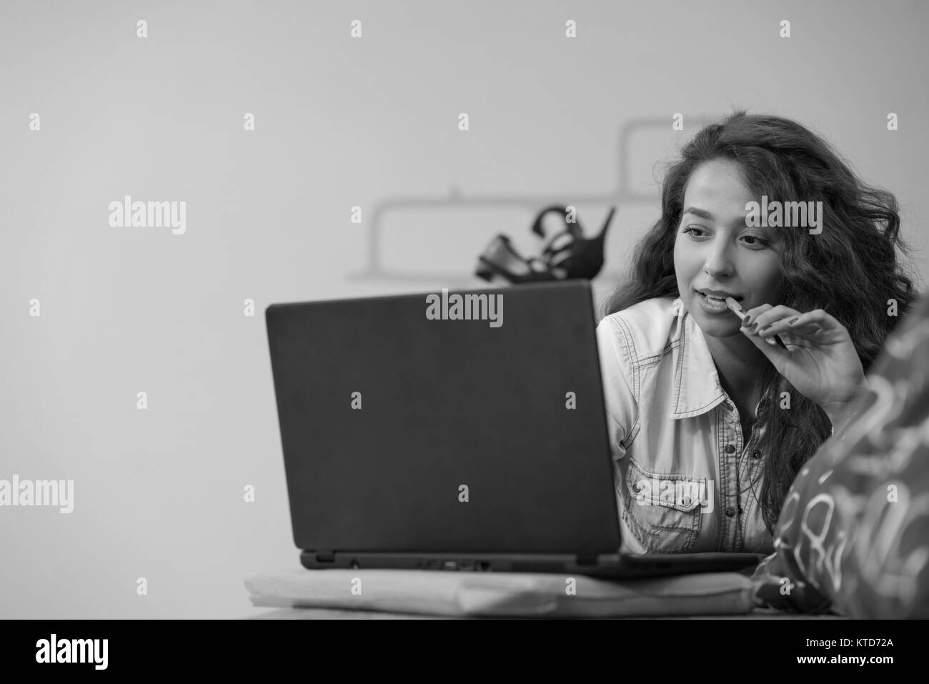 Jeune femme créative le travail avec ordinateur nouveau projet de démarrage Banque D'Images