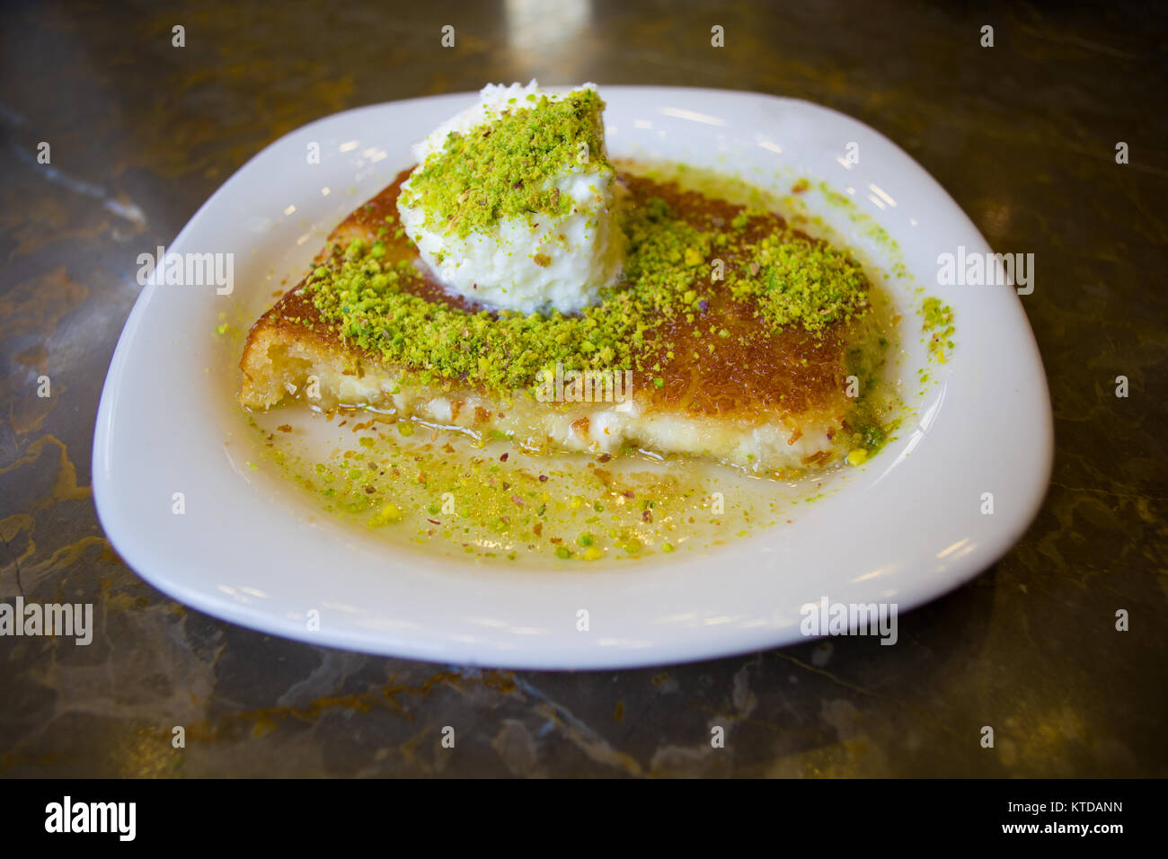 Kunefe Dessert Turc Sur Kaymak Faites Glisser La Creme Avec La Poudre De Pistache Photo Stock Alamy Kunefe Dessert Turc Sur Kaymak Faites Glisser La Creme Avec La Poudre De Pistache Photo Stock Alamy