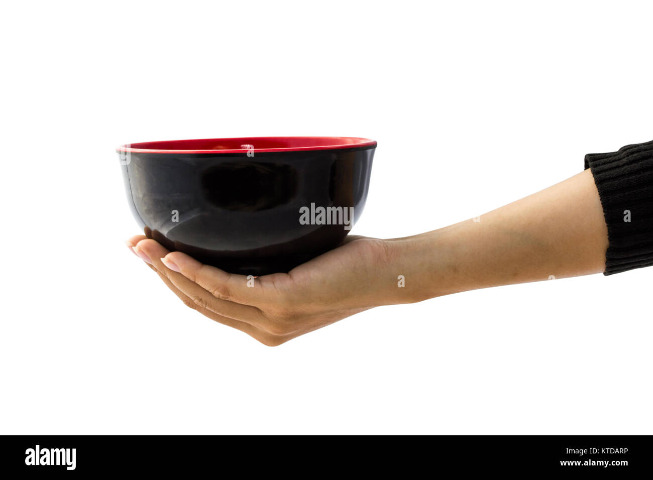 Femme hand holding empty bowl noir isolé sur fond blanc avec chemin de détourage pour les graphiques, cut out, l'édition. Un bol est un rond, récipient utilisé Banque D'Images