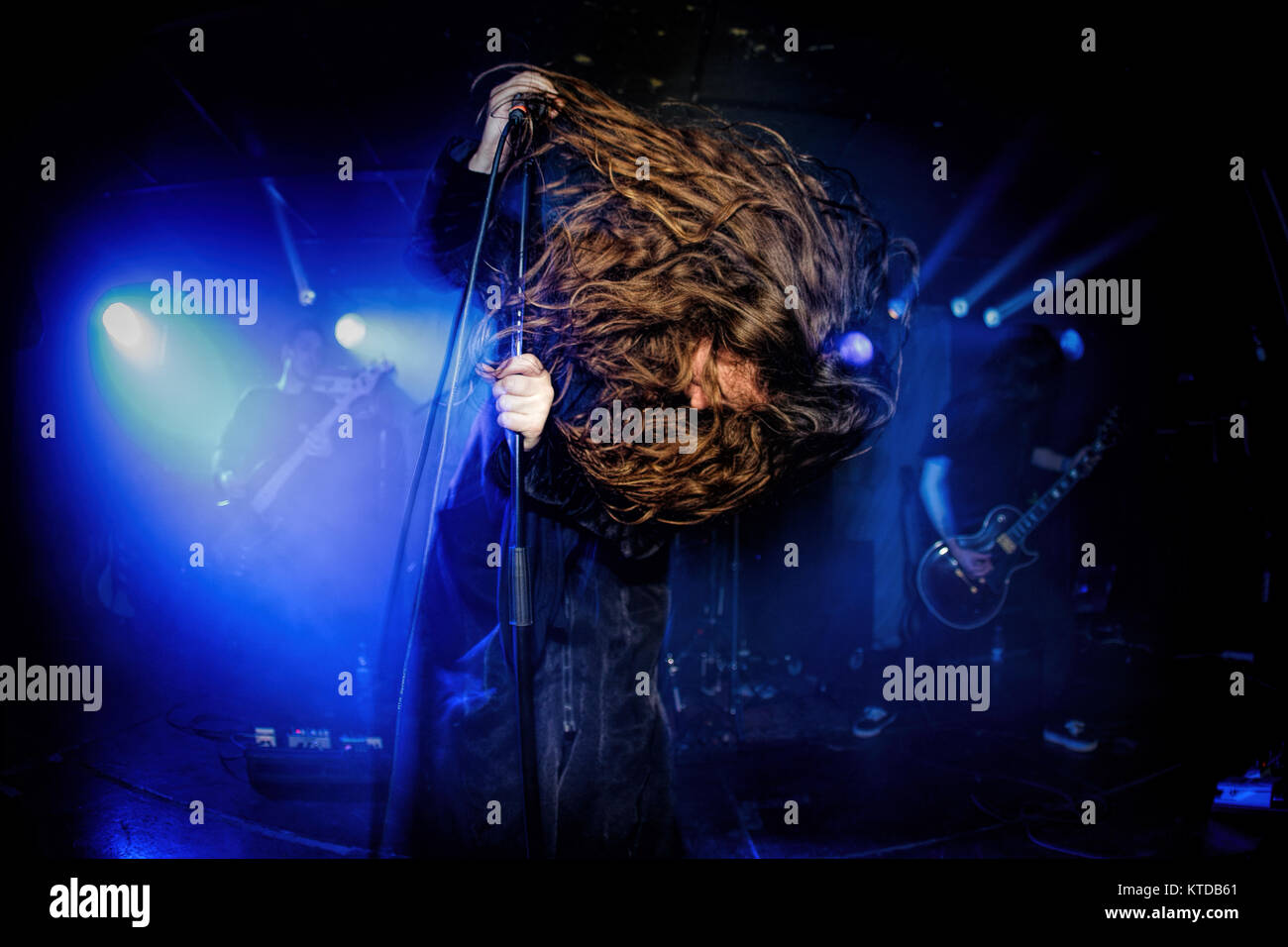 Le groupe punk The Setup lourd Belge effectue un concert live at Stengade à Copenhague. Ici la chanteuse Caro Tanghe est vu sur scène. Le Danemark, 15/12 2016. Banque D'Images