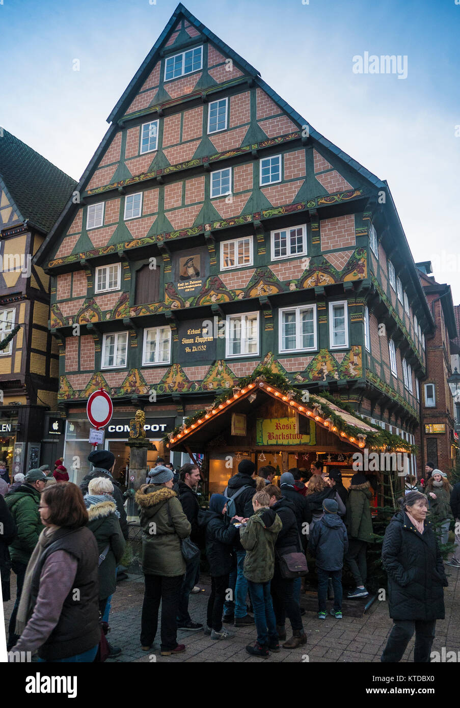 16e siècle décoré Colombages et Marché de Noël en celle de l'Allemagne Banque D'Images