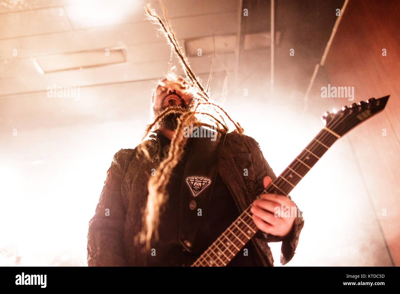 Le groupe de metal symphonique grec Septicflesh (anciennement connu sous le nom de Septic Flesh) effectue un concert live à Vega à Copenhague. Ici guitariste Christos Antoniou est vu sur scène. Le Danemark, 11/01 2016. Banque D'Images