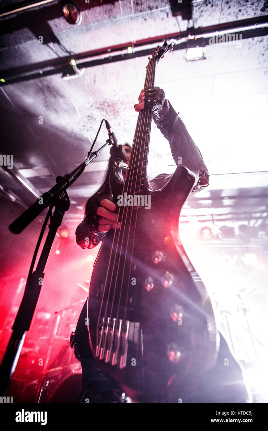 Le groupe de metal symphonique grec Septicflesh (anciennement connu sous le nom de Septic Flesh) effectue un concert live à Vega à Copenhague. Ici bassiste et chanteur Spiros Antoniou est vu sur scène. Le Danemark, 11/01 2016. Banque D'Images
