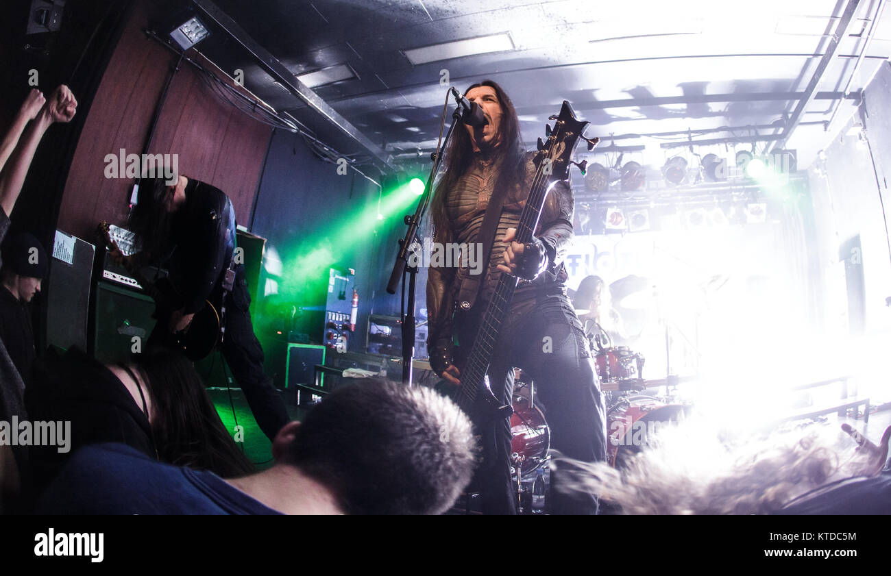 Le groupe de metal symphonique grec Septicflesh (anciennement connu sous le nom de Septic Flesh) effectue un concert live à Vega à Copenhague. Ici bassiste et chanteur Spiros Antoniou est vu sur scène. Le Danemark, 11/01 2016. Banque D'Images