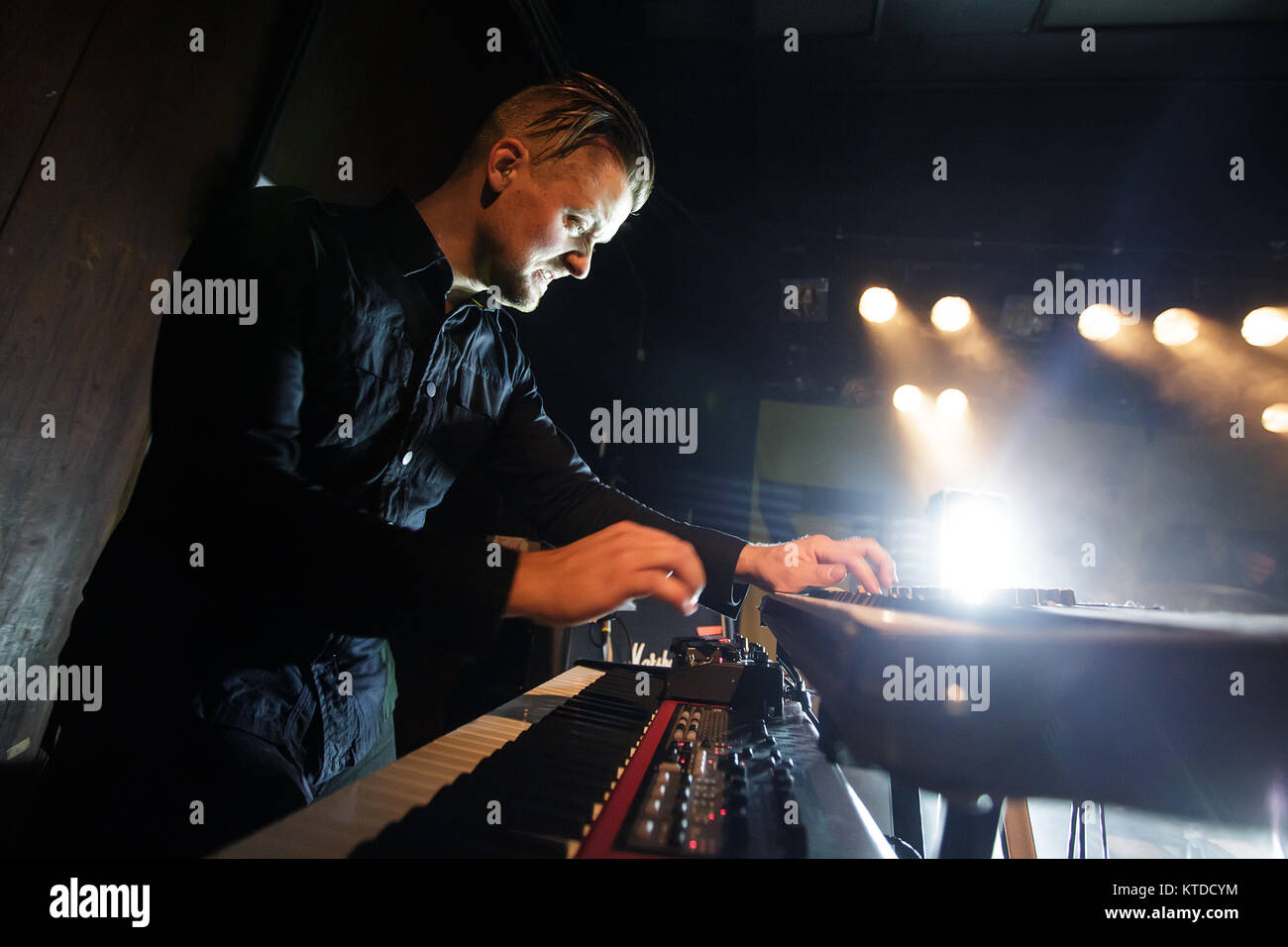 La musique d'avant-garde norvégien Shining groupe effectue un concert live à Vega à Copenhague. Eirik Knutsen Tovsrud musicien ici sur clavier est vu sur scène. Le Danemark, 29/10 2015. Banque D'Images