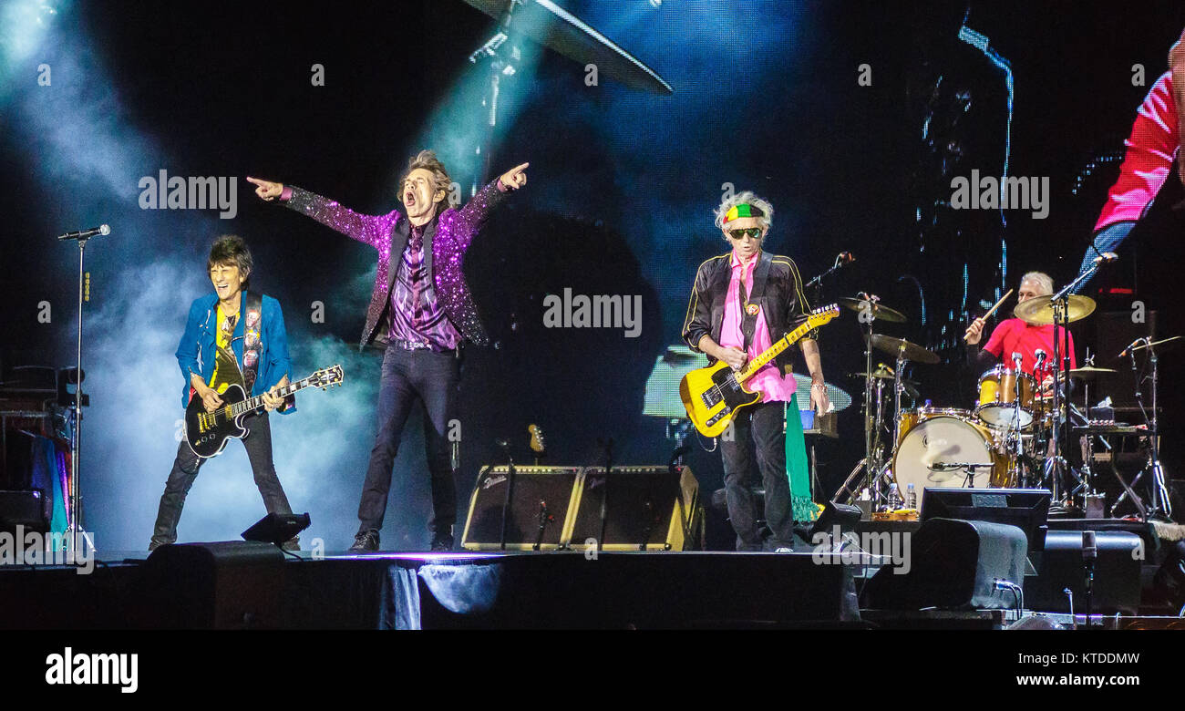 Les Rolling Stones, le légendaire groupe de rock anglais effectue un concert live au Festival de Roskilde au cours de l'étape Orange 2014. Ici, chanteuse et compositrice Mick Jagger est vu en direct sur scène avec guitaristes Ronnie Wood, Keith Richards et le batteur Charlie Watts. Le Danemark, 03/07.2014. Banque D'Images