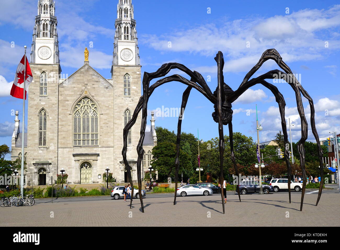 Maman, un bronze, acier inoxydable, et en l'Araignée géante sculpture par l'artiste Louise Bourgeois à la galerie d'Art Nationale Ottawa, Ontario, Canada Banque D'Images